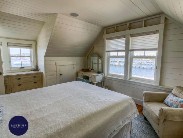 Cape Cod Home 994944