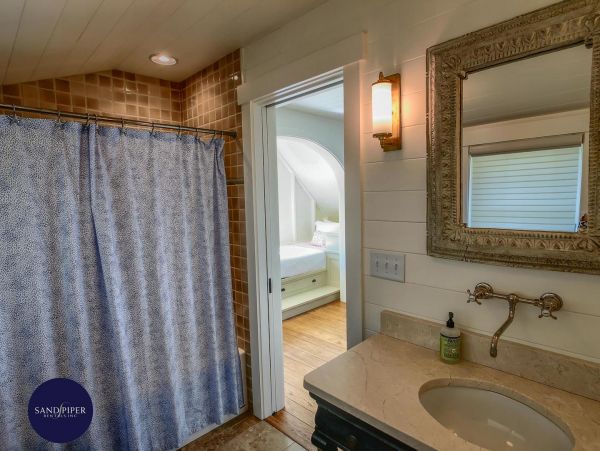 Cape Cod Home 994944