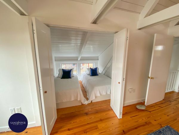 Cape Cod Home 994944