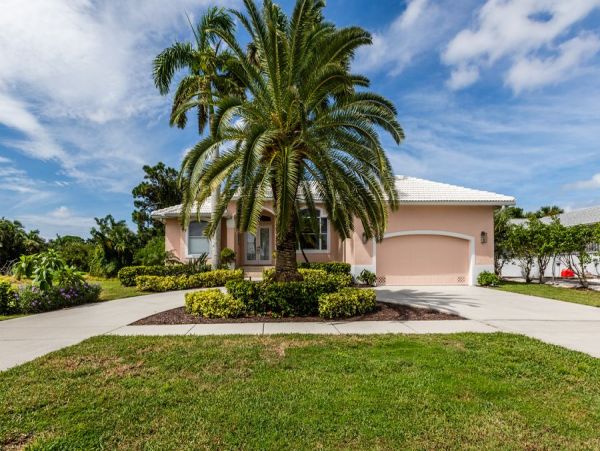 Beautiful Vacation Home With Private Pool On Marco Island