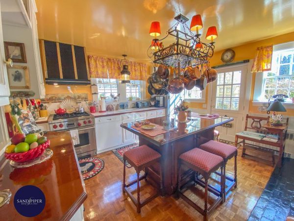 Cape Cod Home 994966