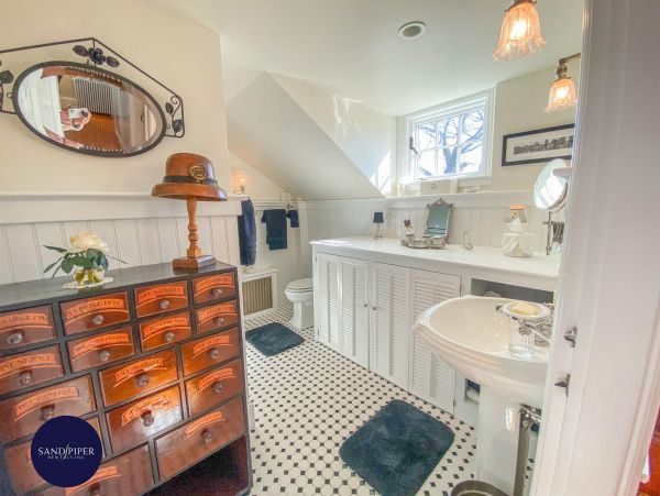 Cape Cod Home 994966