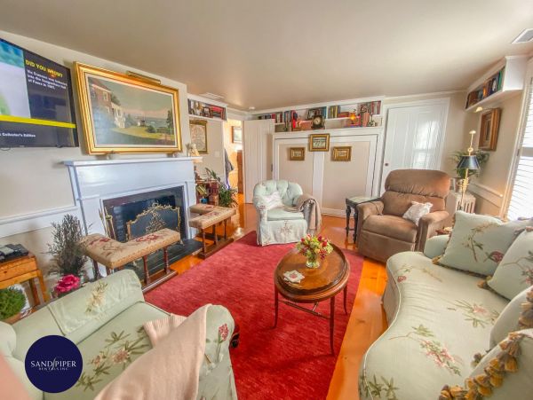 Cape Cod Home 994966