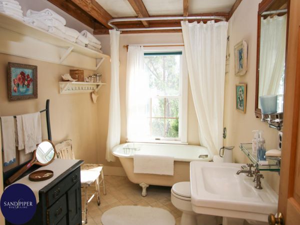 Cape Cod Home 994971