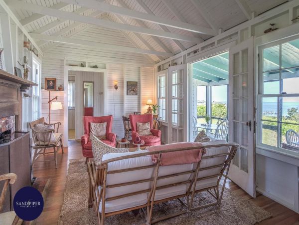 Cape Cod Home 994972