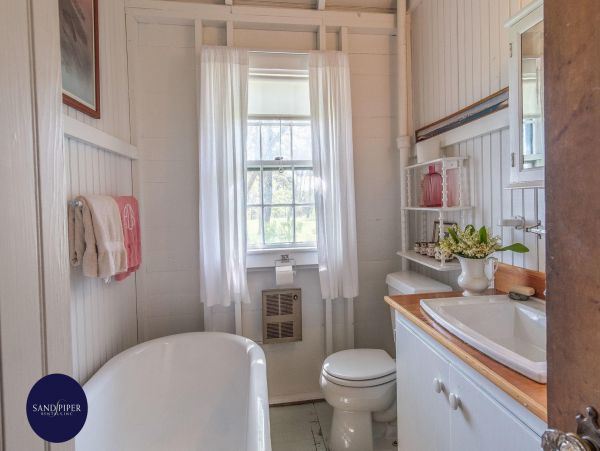Cape Cod Home 994972
