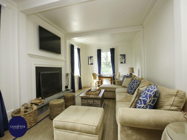 Cape Cod Home 994973