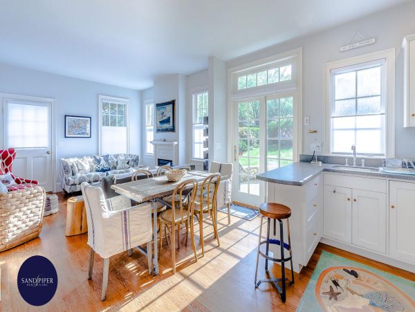 Cape Cod Home 994978