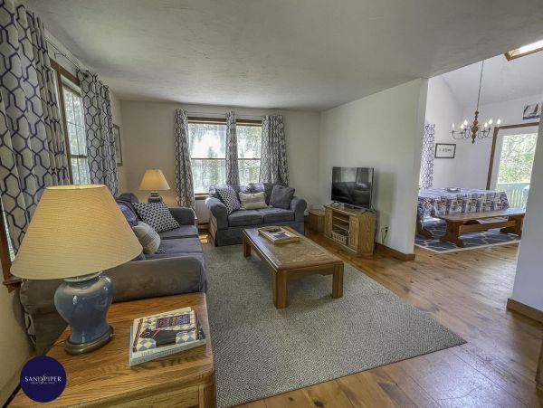 Cape Cod Home 994983