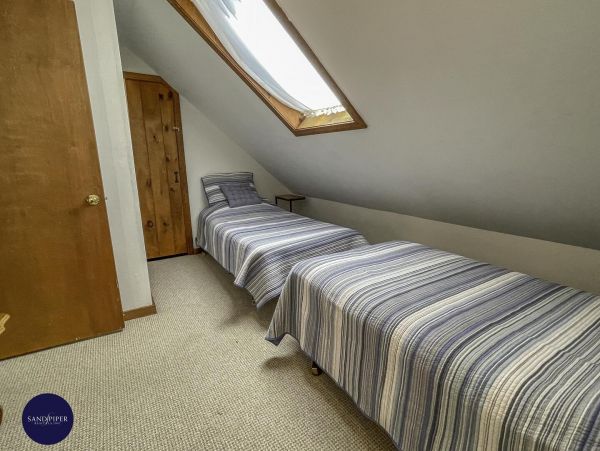 Cape Cod Home 994983