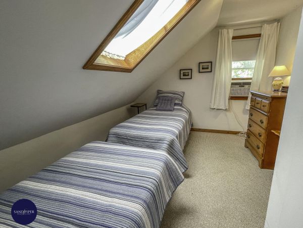Cape Cod Home 994983
