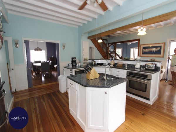 Cape Cod Home 994984