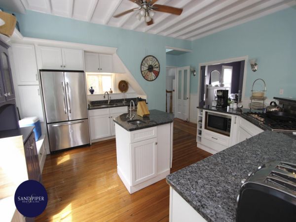 Cape Cod Home 994984