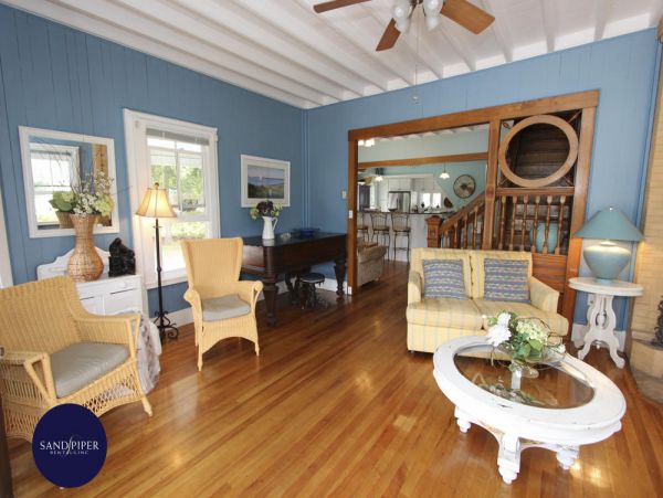 Cape Cod Home 994984