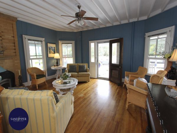 Cape Cod Home 994984