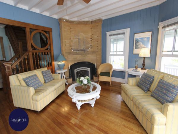 Cape Cod Home 994984