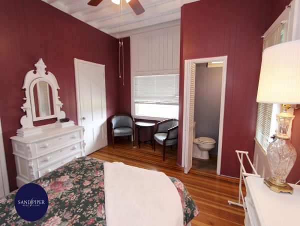 Cape Cod Home 994984