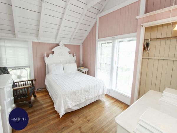 Cape Cod Home 994984