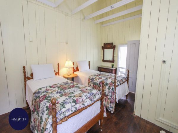 Cape Cod Home 994984