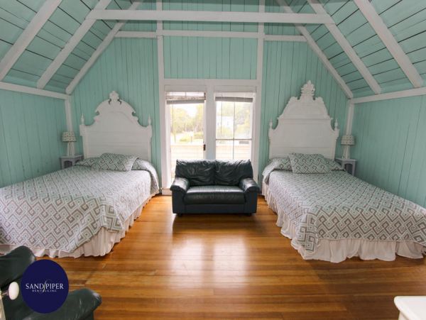 Cape Cod Home 994984