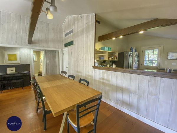 Cape Cod Home 994985