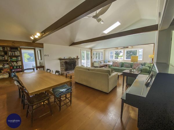 Cape Cod Home 994985