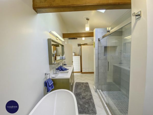 Cape Cod Home 994985