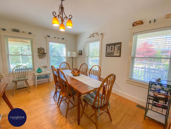 Cape Cod Home 994986
