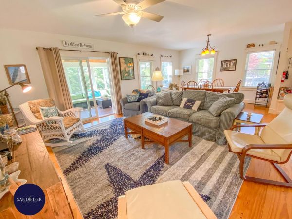 Cape Cod Home 994986