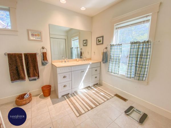 Cape Cod Home 994986