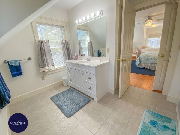Cape Cod Home 994986