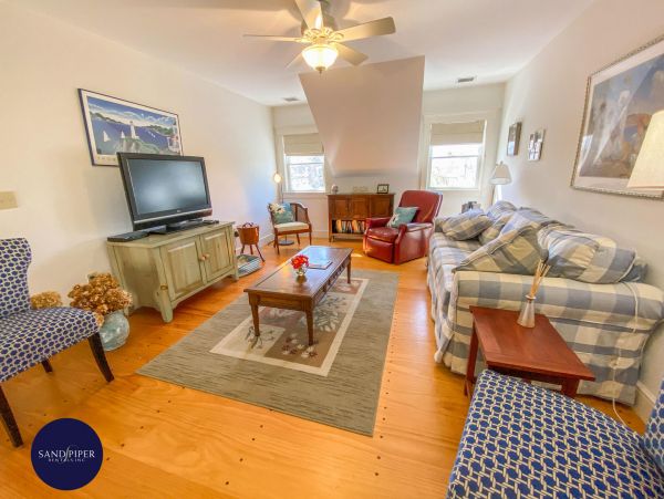 Cape Cod Home 994986