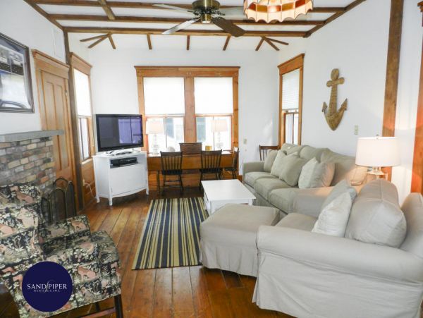 Cape Cod Home 994988