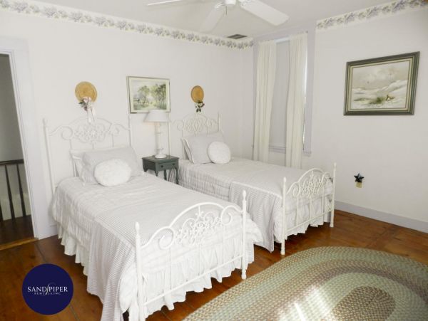 Cape Cod Home 994988