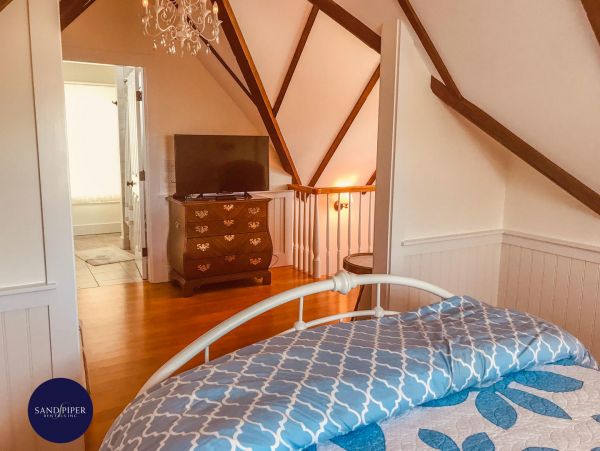 Cape Cod Home 994988