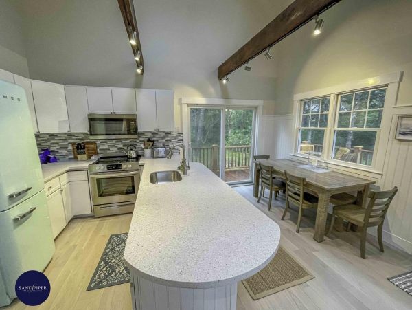 Cape Cod Home 994998