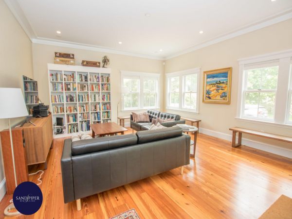 Cape Cod Home 994999