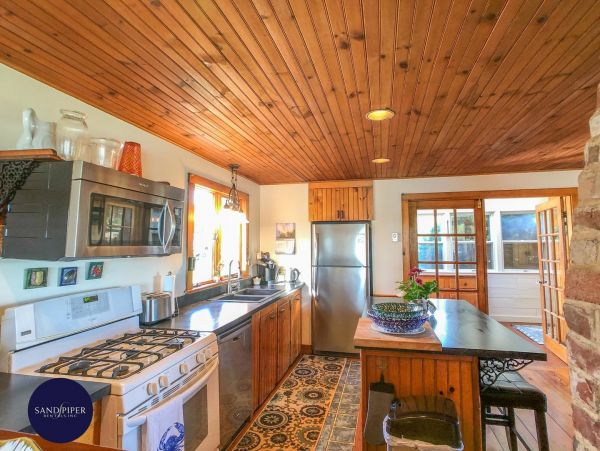Cape Cod Home 995001
