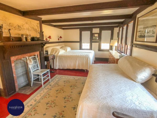 Cape Cod Home 995003