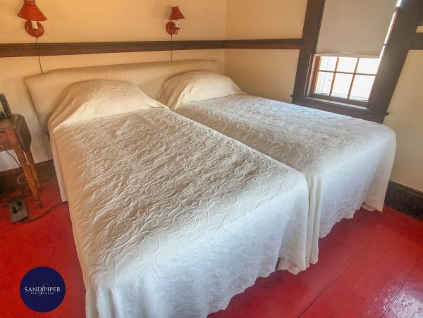Cape Cod Home 995003