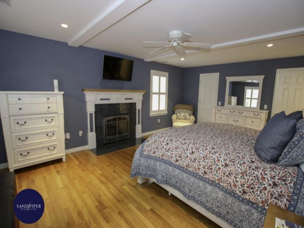 Cape Cod Home 995004