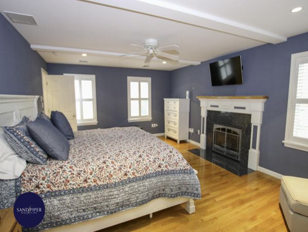 Cape Cod Home 995004