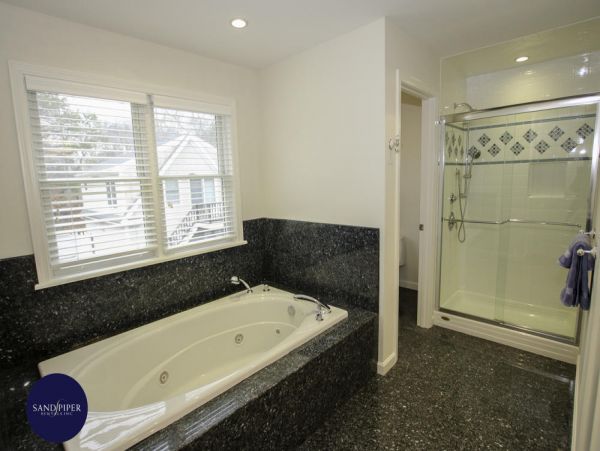 Cape Cod Home 995004