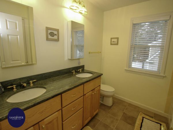 Cape Cod Home 995004