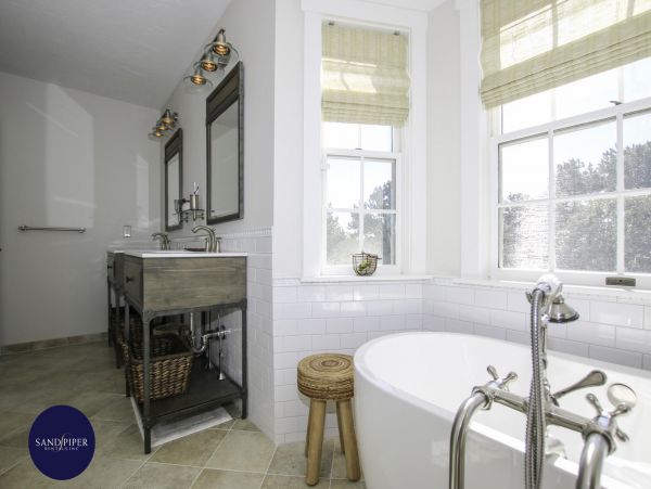 Cape Cod Home 995006
