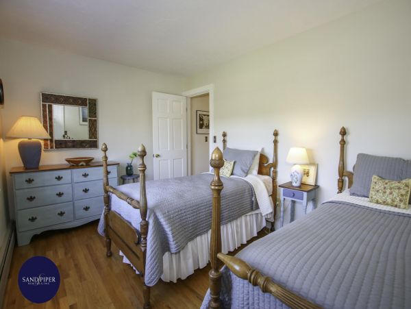 Cape Cod Home 995006