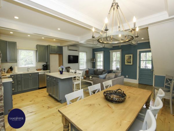 Cape Cod Home 995008