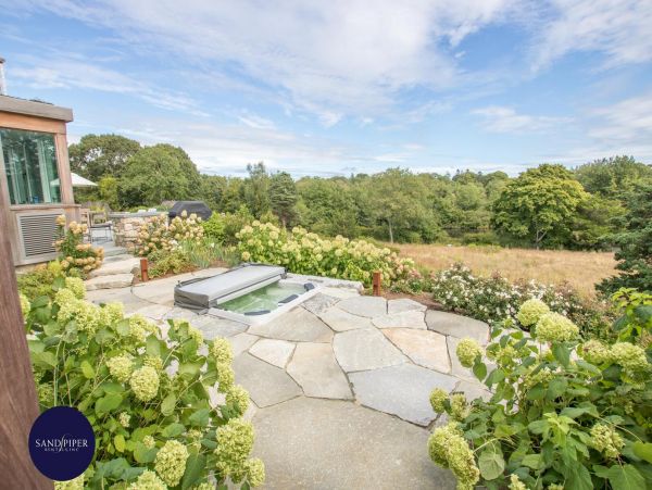 Cape Cod Home 995010