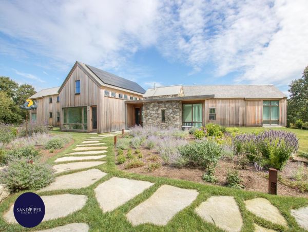 Cape Cod Home 995010