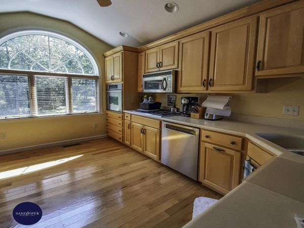 Cape Cod Home 995012